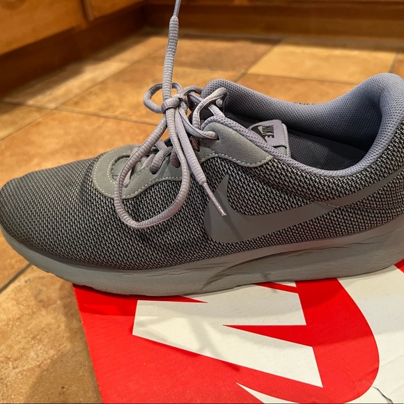 Nike Men’s Breathable and Comfortable Lightweight Cushioning Sneakers - Picture 2 of 6